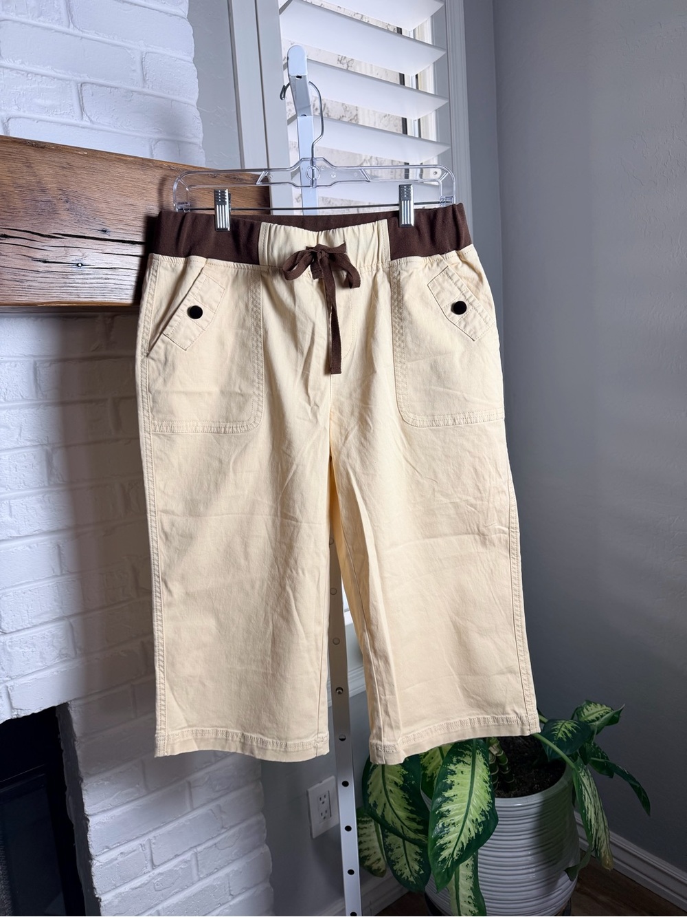 Flamingals Drawstring Button Decor Mid Waist Straight Leg Capri Pants - Picture 5 of 7